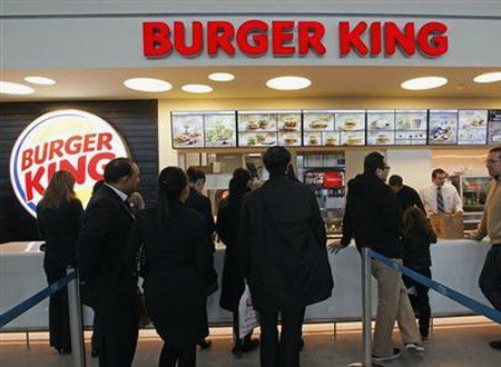 Năm 1988, là một trò đùa nhân ngày Cá Tháng Tư, Burger King cho đăng quảng cáo toàn trang trên tờ USA Today - ấn phẩm ra ngày 1/4/1998 về một sản phẩm mới mang tên “Bánh mì kẹp thịt cỡ lớn dành cho người thuận tay trái”. Rất nhiều người hồi đó đã tin vào trò đùa này.