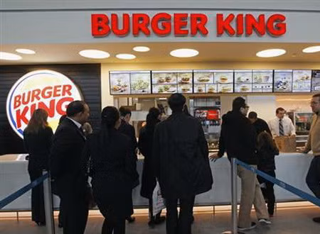 Năm 1988, là một trò đùa nhân ngày Cá Tháng Tư, Burger King cho đăng quảng cáo toàn trang trên tờ USA Today - ấn phẩm ra ngày 1/4/1998 về một sản phẩm mới mang tên “Bánh mì kẹp thịt cỡ lớn dành cho người thuận tay trái”. Rất nhiều người hồi đó đã tin vào trò đùa này.