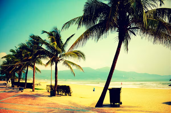 Bãi biển Mỹ Khê ở Đà Nẵng là một trong 20 bãi biển hấp dẫn, quyến luyến khách Tây nhất do Rough Guides công bố.