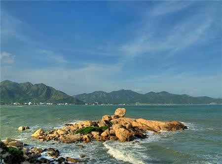 Hòn Chồng, Nha Trang là một trong 20 bãi biển tuyệt nhất ở Việt Nam do chuyên trang du lịch nổi tiếng Rough Guides bình chọn.