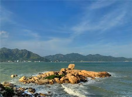 Hòn Chồng, Nha Trang là một trong 20 bãi biển tuyệt nhất ở Việt Nam do chuyên trang du lịch nổi tiếng Rough Guides bình chọn.