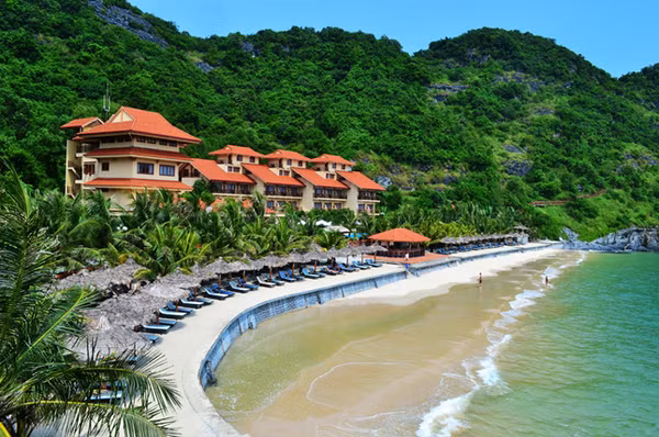 Ba bãi tắm Cát Cò 1,2,3 thuộc đảo Cát Bà, Hải Phòng là một trong những bãi biển tuyệt nhất Việt Nam. Trong số đó, bãi tắm Cát Cò 1 rộng nhất và ba bãi tắm được nối với nhau bằng một con đường nhỏ men theo triền núi.