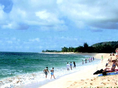 Đảo Quan Lạn, Quảng Ninh còn khá hoang sơ, chưa được khai phá nhiều. Nơi đây hấp dẫn khách du lịch thích tận hưởng cảm giác bình yên, trò chuyện cởi mở với người dân địa phương...