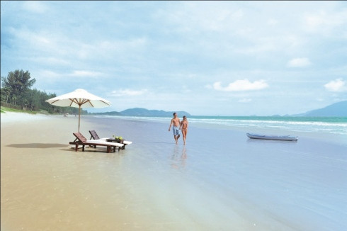 Bãi biển Dốc Lết nằm ở bán đảo Hòn Khói, Nha Trang nổi tiếng với những đồi cát lớn trắng tinh, những rặng phi lao xanh ngút, cao như bức tường thành.