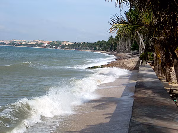 Mặc dù không nổi tiếng bằng Mũi Né nhưng bãi Đồi Dương ở trung tâm thành phố Phan Thiết được nhiều người dân bản xứ thường xuyên lui tới dịp cuối tuần bởi giá cả nơi đây thấp hơn nhiều.