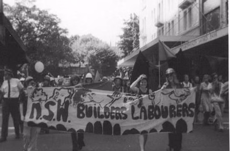 Ngày 8/3/1857, các công nhân ngành dệt chống lại những điều kiện làm việc khó khăn và tồi tàn của họ tại New York, Mỹ: 12 giờ làm việc/ngày. Năm 1911, ngày Quốc tế Phụ nữ được đánh dấu lần đầu tiên được tổ chức (19/3) ở Áo, Đan Mạch, Đức và Thụy Sĩ. Khi đó, hơn một triệu người tham gia.