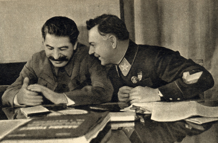 Ngày 8/3/1950, Nguyên soái Liên Xô Voroshilov (bên trái ảnh) thông báo với thế giới rằng, nước này đã phát triển bom nguyên tử.