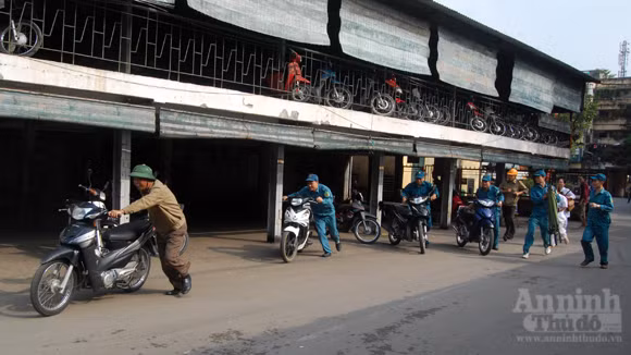 Theo phương án giả định, hỏa hoạn xảy ra tại nhà để xe 2 tầng của CBCNV Xí nghiệp, nơi đang có hàng trăm xe mô tô các loại