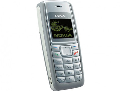 Nokia 1110i. Không quá bất ngờ khi nói Nokia 1110i chính là chiếc điện thoại di động bán chạy nhất từ trước đến nay trên toàn thế giới. Thậm chí, so với các đối thủ còn lại, doanh số tiêu thụ của Nokia 1110i cũng lập kỷ lục thuyết phục với 250 triệu máy trên toàn cầu. Nokia 1110i có thiết kế đơn giản và dễ sử dụng với 4 phím điều hướng, màn hình trắng đen với độ phân giải 96x98 pixels, trọng lượng 80g, dày 17mm, bán ra vào năm 2005. Nokia 1110i là một trong những thiết bị quan trọng nhất của Nokia bởi nó góp phần tạo nên tầm ảnh hưởng của hãng điện thoại này cũng như mang tên tuổi của Nokia vang xa trên toàn cầu.