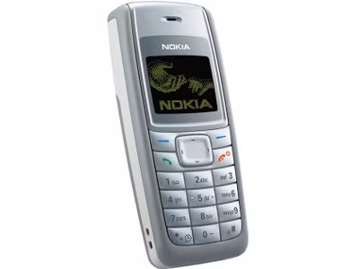 Nokia 1110i. Không quá bất ngờ khi nói Nokia 1110i chính là chiếc điện thoại di động bán chạy nhất từ trước đến nay trên toàn thế giới. Thậm chí, so với các đối thủ còn lại, doanh số tiêu thụ của Nokia 1110i cũng lập kỷ lục thuyết phục với 250 triệu máy trên toàn cầu. Nokia 1110i có thiết kế đơn giản và dễ sử dụng với 4 phím điều hướng, màn hình trắng đen với độ phân giải 96x98 pixels, trọng lượng 80g, dày 17mm, bán ra vào năm 2005. Nokia 1110i là một trong những thiết bị quan trọng nhất của Nokia bởi nó góp phần tạo nên tầm ảnh hưởng của hãng điện thoại này cũng như mang tên tuổi của Nokia vang xa trên toàn cầu.