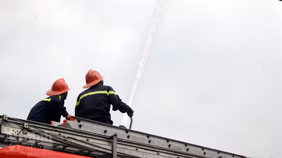 Lăng giá trên nóc xe cứu hỏa phun "vòi rồng" thẳng vào đám cháy, áp đảo gốc lửa