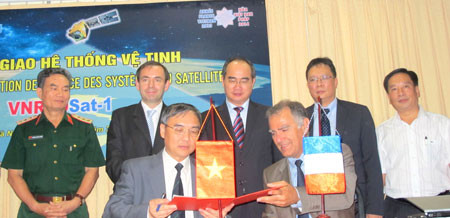 Phó Thủ tướng Nguyễn Thiện Nhân chứng kiến lễ ký kết bàn giao hệ thống vệ tinh VNREDSAT-1.