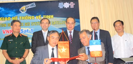 Phó Thủ tướng Nguyễn Thiện Nhân chứng kiến lễ ký kết bàn giao hệ thống vệ tinh VNREDSAT-1.
