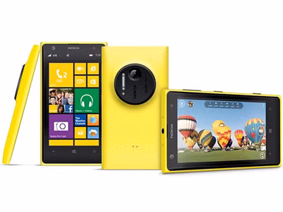 Nokia Lumia 1020. Và đây chính là tượng đài lớn nhất hiện nay trong danh mục các điện thoại máy ảnh của Nokia. Hãng đã trang bị cho máy nhiều tính năng chụp ảnh chuyên nghiệp đến nỗi cũng khó để chúng ta đòi hỏi thêm. Lumia 1020 thừa hưởng đầy đủ các thế mạnh từ những sản phẩm trước, nào là cảm biến 41 MP công nghệ PureView của Nokia 808, chống rung quang học giống 920 và Flash Xenon giống N82, ngoài ra máy còn có zoom quang 6x khi quay video và đặc biệt nhất là khả năng điều chỉnh khẩu, tốc, ISO nhờ phần mềm Nokia Pro Cam có sẵn. Lumia 1020 cũng là một trong những chiếc smartphone chạy Windows Phone có cấu hình mạnh nhất với vi xử lý lõi kép Snapdragon S4 Pro 1.5 GHz của Qualcomm, RAM 2 GB, màn hình hiển thị 4.5-inch cho chất lượng hình ảnh HD chân thực và sắc nét.