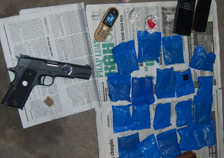 Cảnh sát đã thu giữ tang vật gồm 100 viên hồng phiến, 0,5 kg ma túy đá, một khẩu súng ngắn.... Ảnh minh họa.