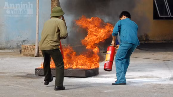 Phát hiện đám cháy, lực lượng bảo vệ Xí nghiệp đầu máy Hà Nội đã đánh kẻng báo động, đồng thời triển khai lực lượng, phương tiện tại chỗ dập tắt đám cháy giả định