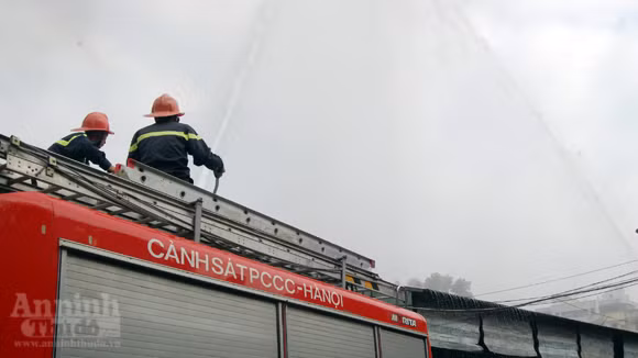 Sau khoảng 20 phút diễn tập, đám cháy giả định đã được khống chế và dập tắt