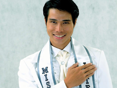 Tham dự nhiều nhưng thành tích những người đẹp Việt Nam tại các cuộc thi sắc đẹp quốc tế chỉ vỏn vẹn vài giải phụ trong khi chưa bao giờ lọt được vào Top 10. Thế nên, người Việt Nam đầu tiên đăng quang trên đấu trường sắc đẹp thế giới lại không phải một “chân dài” mà là Ngô Tiến Đoàn khi anh chiến thắng tại cuộc thi Mister International 2008 (Nam Vương Quốc tế). Ảnh: Thể thao văn hóa.