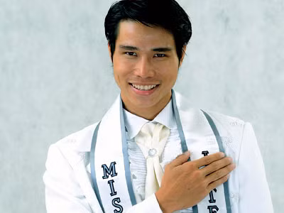 Tham dự nhiều nhưng thành tích những người đẹp Việt Nam tại các cuộc thi sắc đẹp quốc tế chỉ vỏn vẹn vài giải phụ trong khi chưa bao giờ lọt được vào Top 10. Thế nên, người Việt Nam đầu tiên đăng quang trên đấu trường sắc đẹp thế giới lại không phải một “chân dài” mà là Ngô Tiến Đoàn khi anh chiến thắng tại cuộc thi Mister International 2008 (Nam Vương Quốc tế). Ảnh: Thể thao văn hóa.