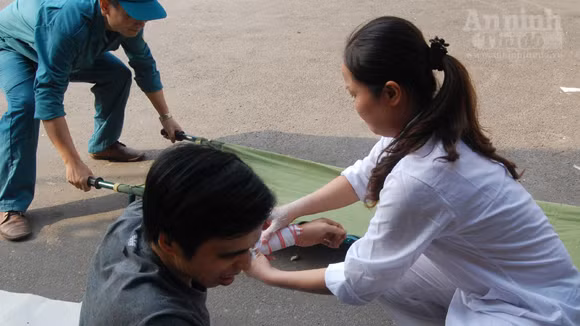 Những người bị bỏng lửa được các nhân viên y tế sơ cứu, chuyển đến bệnh viện