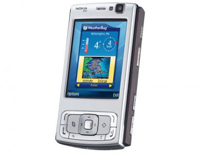 Nokia N95. Đây được xem là một trong những điện thoại tốt nhất trong lịch sử, được ra mắt chỉ ít tháng trước khi iPhone của Apple chính thức được trình làng. Đây cũng là chiếc smartphone có camera 5 megapixel đầu tiên xuất hiện tại thị trường Mỹ. N95 là chiếc smartphone mang những nét đặc trưng của Nokia như thiết kế bền bỉ cũng như được trang bị những tính năng cao cấp vào thời điểm cách đây 6 năm, như khả năng quay video chất lượng cao, âm thanh hoàn hảo, duyệt web nhanh, khả năng chơi game đồ họa 3D và tín năng bản đồ GPS…Nhiều người đã xem N95 là thành tựu lớn nhất của Nokia ở thời kỳ đỉnh cao quyền lực của mình.