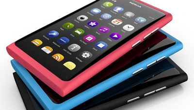 Nokia N9. N9 là smartphone đầu tiên trên thế giới không có phím bấm trên màn hình, mọi thao tác thực hiện dựa hết vào màn cảm ứng của máy. Thân máy được chế tạo từ vật liệu polycarbonate và làm nguyên khối. Thật không khó để nhận ra rằng, kể cả Lumia 800 hay Lumia 900 đều mang phong cách thiết kế thân của N9.