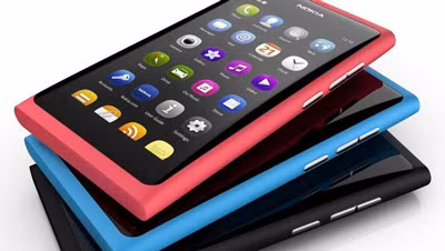 Nokia N9. N9 là smartphone đầu tiên trên thế giới không có phím bấm trên màn hình, mọi thao tác thực hiện dựa hết vào màn cảm ứng của máy. Thân máy được chế tạo từ vật liệu polycarbonate và làm nguyên khối. Thật không khó để nhận ra rằng, kể cả Lumia 800 hay Lumia 900 đều mang phong cách thiết kế thân của N9.
