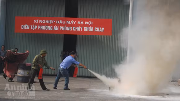 Phòng Cảnh sát PC&amp;CC Đống Đa - Sở Cảnh sát PC&amp;CC TP Hà Nội vừa phối hợp với Xí nghiệp đầu máy Hà Nội (phường Khâm Thiên, quận Đống Đa), tổ chức diễn tập phương án chữa cháy, cứu hộ cứu nạn