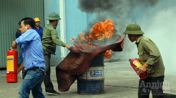 Bình bột chữa cháy xách tay, chăn chiên đều là những vật dụng hữu hiệu trong việc chữa cháy ban đầu