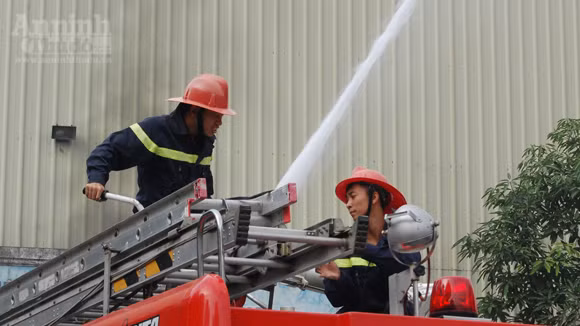 Nhận được tin báo cháy, Phòng Cảnh sát PC&amp;CC Đống Đa đã điều 2 xe chữa cháy, cùng hàng chục CBCS đến hiện trường, phối hợp với các lực lượng CAQ Đống Đa, lực lượng chữa cháy cơ sở tổ chức cứu chữa