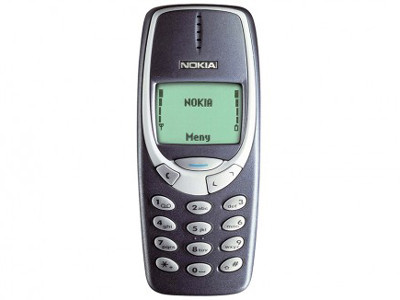 Nokia 3310. Sản xuất từ năm 2000. Nhiều người đã chọn đây là chiếc di động đầu tiên của mình, Nokia 3310 được xem là một quả bom trên thị trường. Không chỉ có giá rẻ và dễ sử dụng, thiết bị này còn sở hữu thiết kế gọn, vỏ ngoài dễ thay thế, ăng ten ngầm, nhắn tin theo kiểu T9, có thể tải nhạc chuông, quay số giọng nói. Ngoài ra, máy còn tích hợp trò chơi Snake II. Model mang tới một thành công riêng cho Nokia khi định nghĩa về một thiết bị dễ dùng, phổ thông, lý do để nhiều người chọn mua, và hãng này có một lượng fan đông đảo.