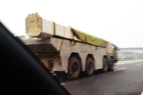 Chiếc xe phóng tên lửa được cho là chứa tên lửa chống tàu Ưng Kích 18.