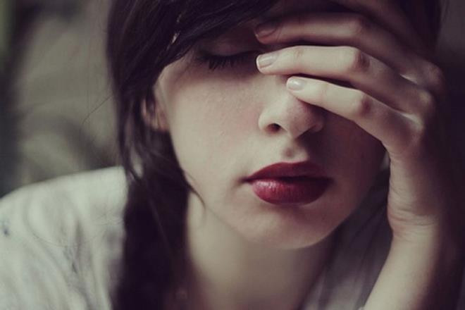 Căng thẳng: Một số nghiên cứu chỉ ra, căng thẳng quá nhiều gây thiệt hại cho các tế bào, đẩy nhanh quá trình lão hóa. Vì vậy, bạn nên tập cho mình hình thành thói quen luôn vui vẻ, thoải mái để tránh bị già nhanh.