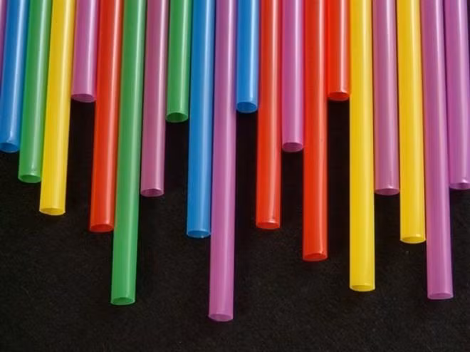 Uống nước bằng ống hút: Uống nước bằng ống hút khiến bạn phải mím môi, điều này làm hình thành các nếp nhăn quanh miệng. Cách tốt nhất để hạn chế nguy cơ này là tập thói quen uống nước trực tiếp từ cốc và ly.