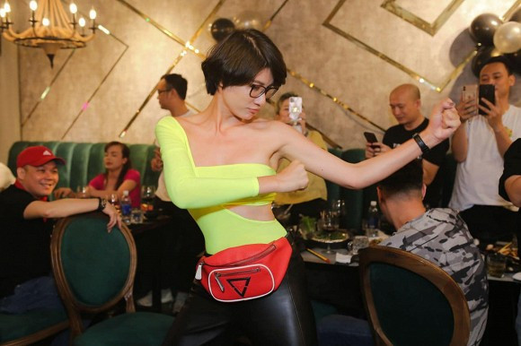 Trang Trần vui đùa bên bạn bè trong tiệc sinh nhật