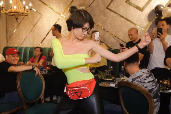 Trang Trần vui đùa bên bạn bè trong tiệc sinh nhật