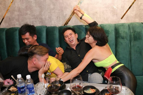 Không chỉ cười giỡn thả ga, cựu người mẫu còn thoải mái ôm ấp và va chạm những phần nhạy cảm của cơ thể với đối phương.