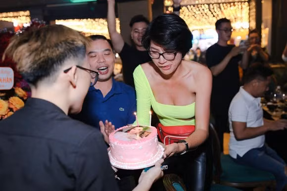 Tuy nhiên, qua hình ảnh Trang Trần chia sẻ, có những khoảnh khắc cô vui đùa bên những người bạn nam khiến cư dân mạng phải chú ý.