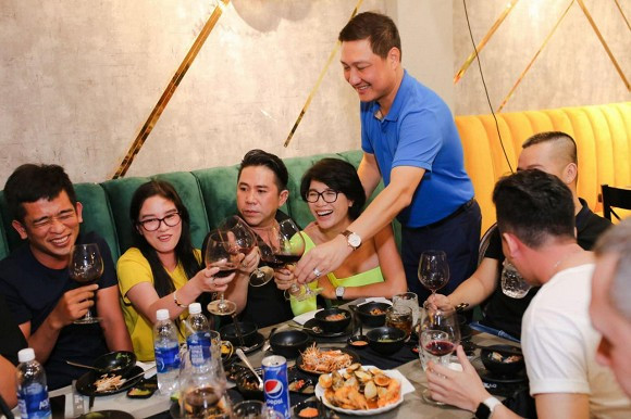 Tuy nhiên, cô lại bị "soi" vì hành động đùa giỡn, đụng chạm cơ thể nhạy cảm với bạn nam