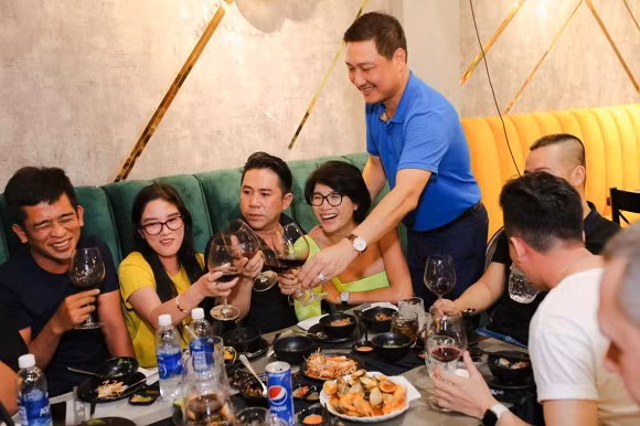 Tuy nhiên, cô lại bị "soi" vì hành động đùa giỡn, đụng chạm cơ thể nhạy cảm với bạn nam