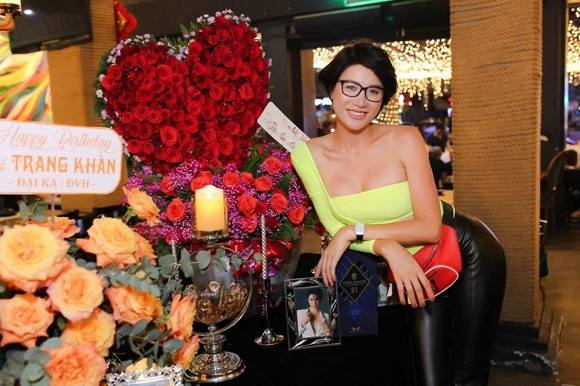 Trên trang cá nhân của mình, Trang Trần vừa thoải mái chia sẻ những hình ảnh trong bữa tiệc sinh nhật tối qua.