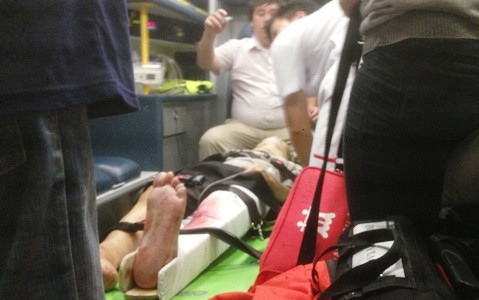 Một nạn nhân đang được nhân viên y tế chăm sóc thương tích.