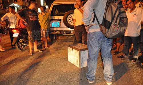 Chiếc máy chụp ảnh phóng xạ công nghiệp model 880 Delta NDT có chứa nguồn phóng xạ Ir-192 được thu giữ, đóng vào thùng cẩn thận đưa khỏi hiện trường.