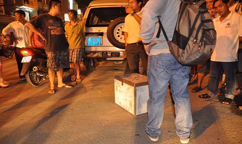 Chiếc máy chụp ảnh phóng xạ công nghiệp model 880 Delta NDT có chứa nguồn phóng xạ Ir-192 được thu giữ, đóng vào thùng cẩn thận đưa khỏi hiện trường.