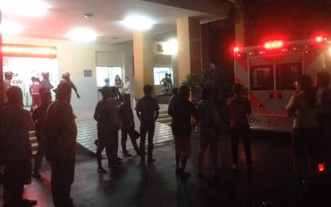 Rất đông người nhà nạn nhân có mặt tại bệnh viện lo lắng cho sức khỏe các cụ.