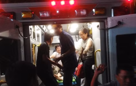 Các nạn nhân đang được đưa ra xe chuyển về bệnh viện tuyến trên tiếp tục chữa trị.