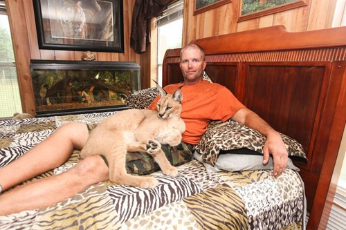 Carl tự tay cho các con vật ăn, thậm chí, ông còn cho chúng lên giường ngủ cùng mình.