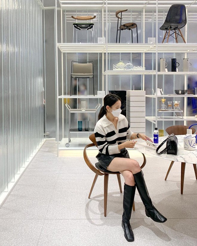 Vào lúc giao mùa nên bạn vẫn có cơ hội tung tăng với các thể loại quần short, váy ngắn nhé. Ngoài kiểu phối blazer + áo phông + biker short thì dạo gần đây quần short da cũng được ưa chuộng, mix cùng boot da cao tới đầu gối thì sành điệu lắm cho xem.