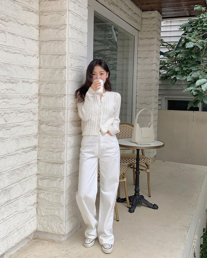 Chắc hẳn bạn phải có vài item màu trắng trong tủ đồ. Vào mùa thu không thể thiếu cardigan hay vest len, dệt kim rồi, bạn chỉ cần thêm một chiếc áo thun trắng bên trong, phối cùng quần ống rộng và sneaker dáng basic là chuẩn đẹp.