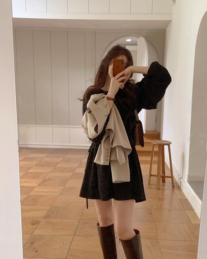 Giải pháp hữu hiệu nhất cho nàng lười mix đồ chính là mặc váy. Mặc váy dài thì đi ankle boot, váy ngắn thì chọn boot cao tới đầu gối, phải có boot mới đúng thời trang ngày se lạnh và còn phát huy hết hiệu quả hack dáng nữa đấy.